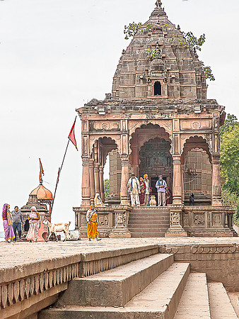 Goat and small temple, Maheshwar_MG_9984