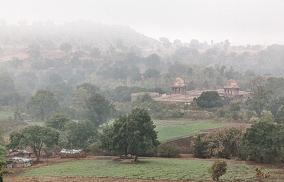 Ruins and shacks in fog_MG_9835