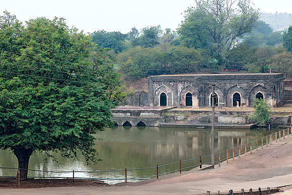 Lake and arched structure_MG_9852