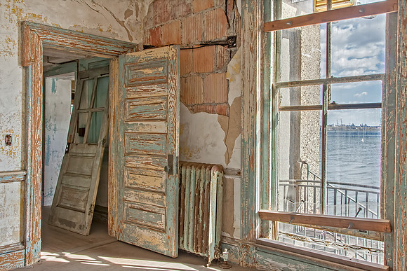 2 doors +windowIMG_7608-HDR-2