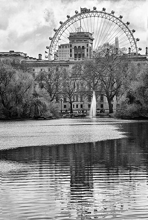 StJames London reflection_B&W